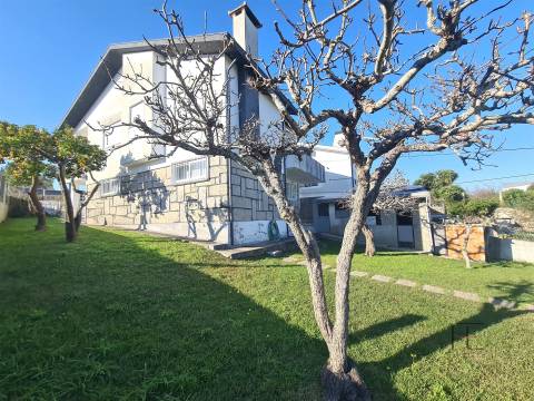 Moradia Isolada em Lourosa, Jardim e Terreno