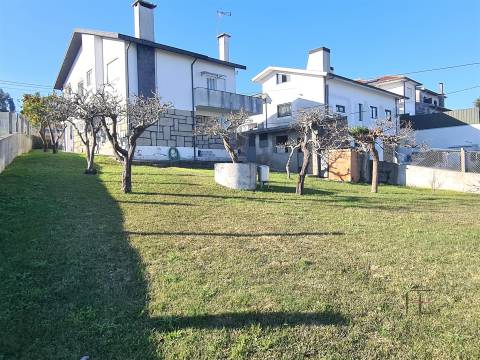 Moradia Isolada em Lourosa, Jardim e Terreno