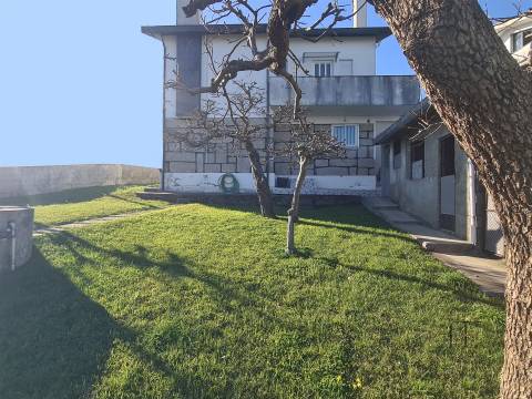 Moradia Isolada em Lourosa, Jardim e Terreno