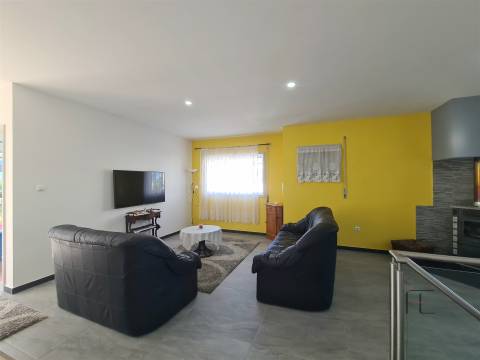 Moradia Isolada em Lourosa, Jardim e Terreno