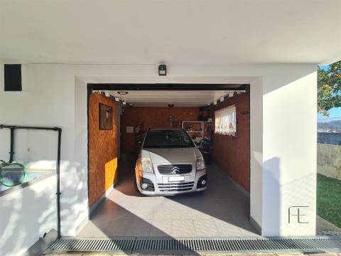 Moradia Isolada em Lourosa, Jardim e Terreno