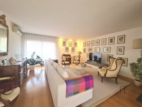 Viva no Topo: Penthouse T5 Exclusiva com Piscina Aquecida em Canidelo