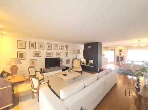 Viva no Topo: Penthouse T5 Exclusiva com Piscina Aquecida em Canidelo