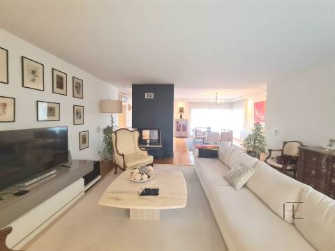 Viva no Topo: Penthouse T5 Exclusiva com Piscina Aquecida em Canidelo