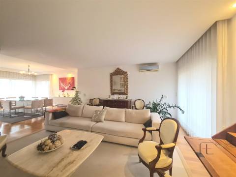 Viva no Topo: Penthouse T5 Exclusiva com Piscina Aquecida em Canidelo