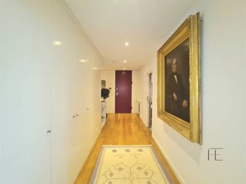 Viva no Topo: Penthouse T5 Exclusiva com Piscina Aquecida em Canidelo