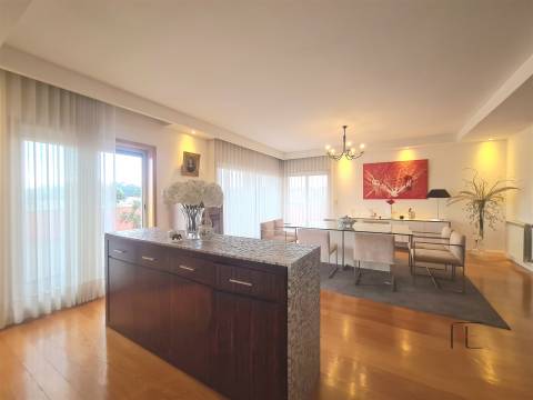 Viva no Topo: Penthouse T5 Exclusiva com Piscina Aquecida em Canidelo