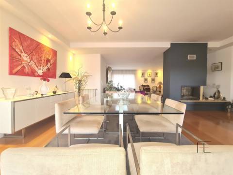 Viva no Topo: Penthouse T5 Exclusiva com Piscina Aquecida em Canidelo