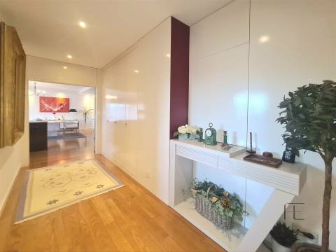 Viva no Topo: Penthouse T5 Exclusiva com Piscina Aquecida em Canidelo