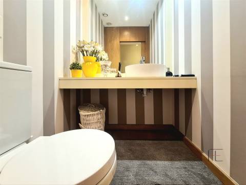 Viva no Topo: Penthouse T5 Exclusiva com Piscina Aquecida em Canidelo