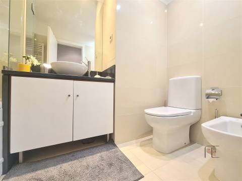 Viva no Topo: Penthouse T5 Exclusiva com Piscina Aquecida em Canidelo