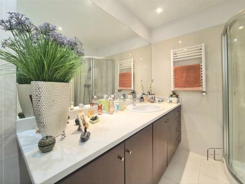 Viva no Topo: Penthouse T5 Exclusiva com Piscina Aquecida em Canidelo