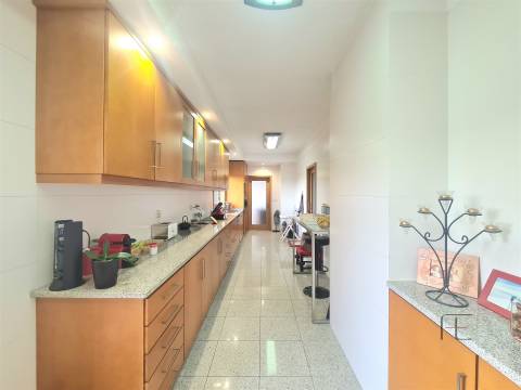 Viva no Topo: Penthouse T5 Exclusiva com Piscina Aquecida em Canidelo