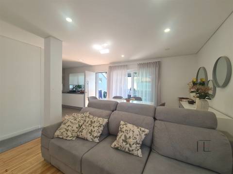 Andar Moradia T2 e Anexo T1, piscina exterior e jardim