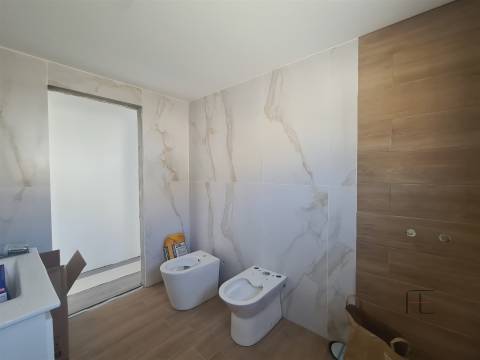 Andar Moradia T2 e Anexo T1, piscina exterior e jardim