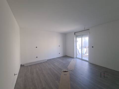 Andar Moradia T2 e Anexo T1, piscina exterior e jardim