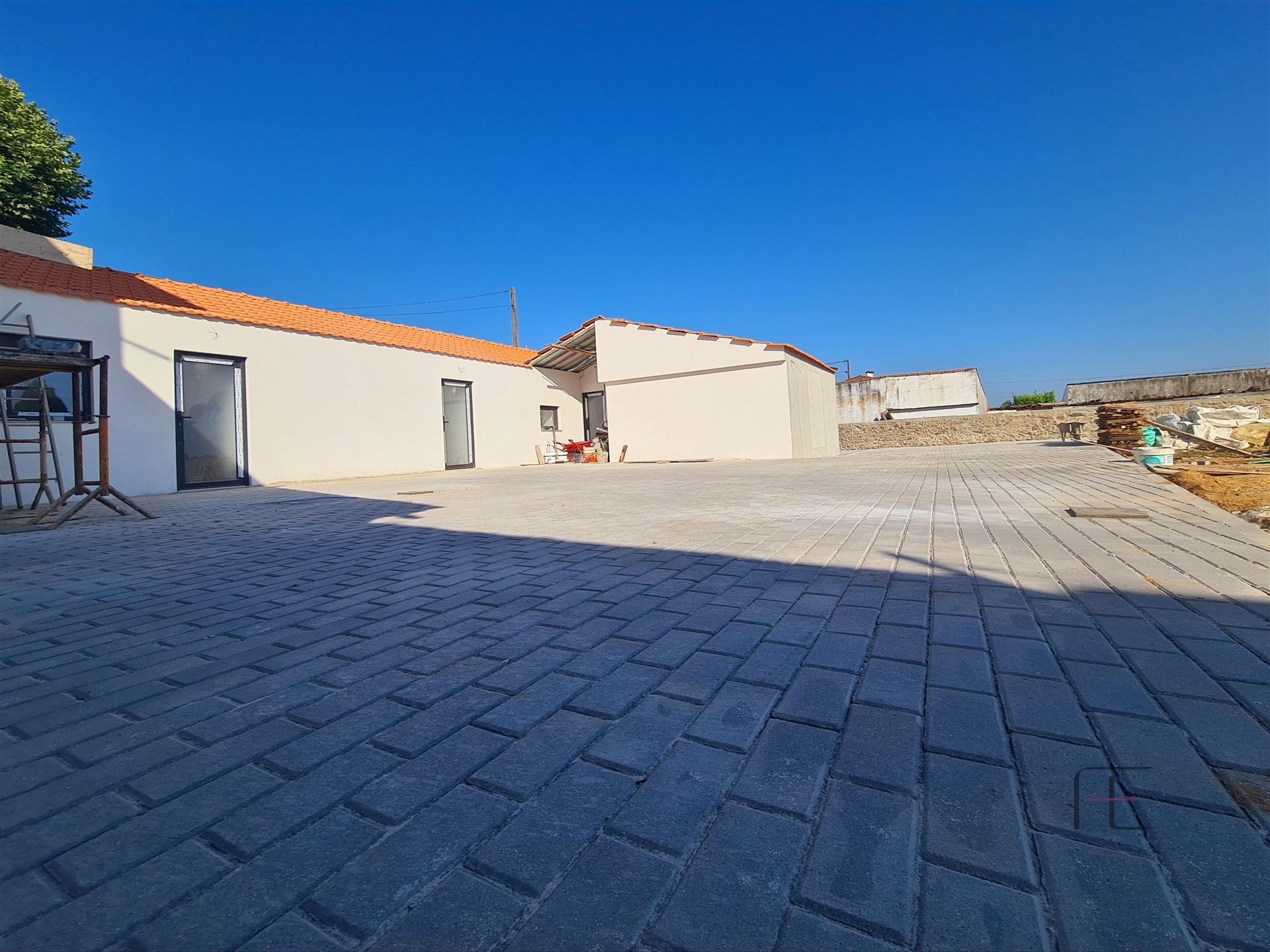 Moradia Térrea com terreno e Piscina em Argoncilhe
