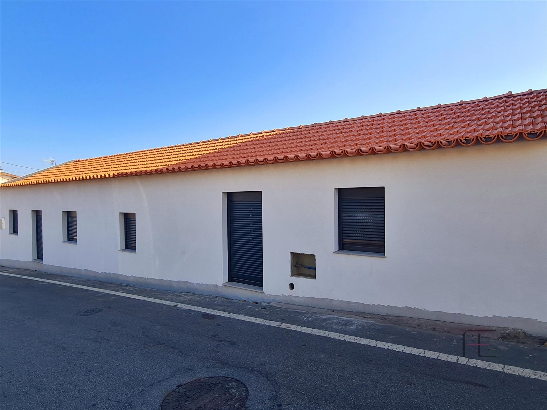 Moradia Térrea com terreno e Piscina em Argoncilhe