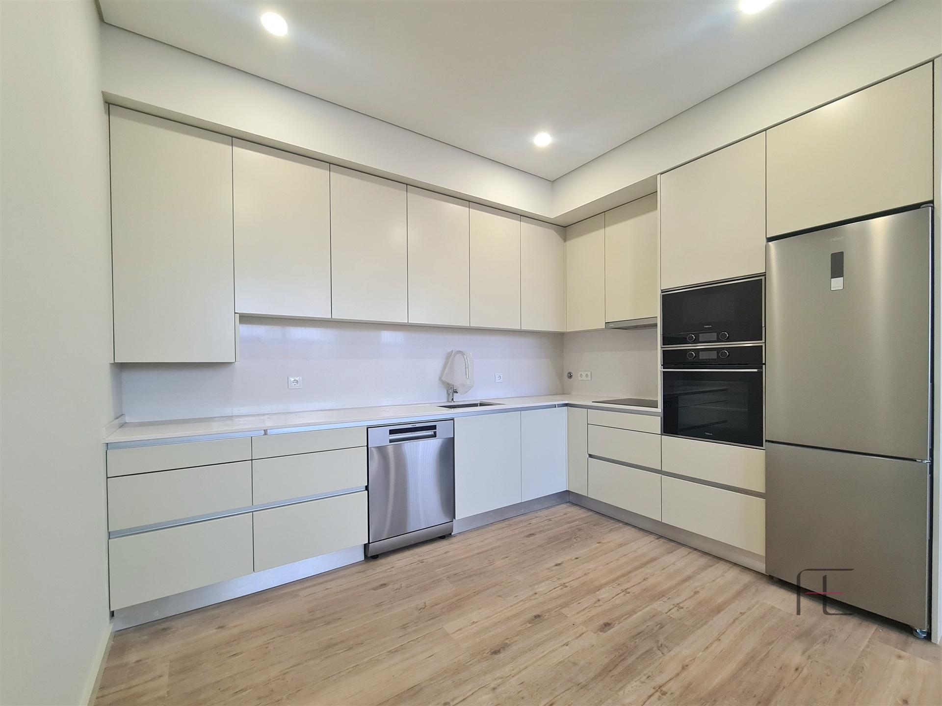 Apartamento T2 novo no centro de Espinho com design moderno e acabamentos de alta qualidade