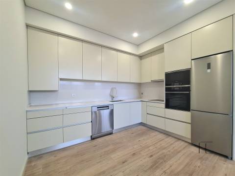 Apartamento T2 novo no centro de Espinho com design moderno e acabamentos de alta qualidade