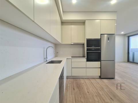 Apartamento T2 novo no centro de Espinho com design moderno e acabamentos de alta qualidade