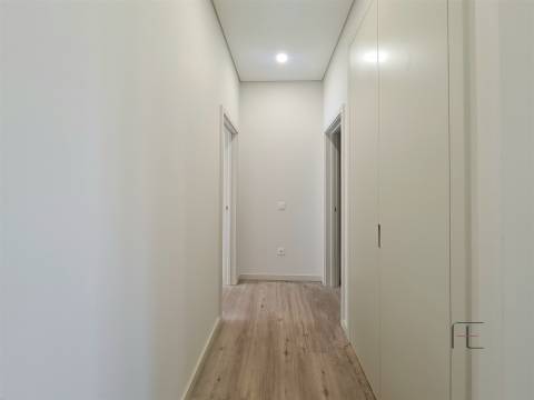 Apartamento T2 novo no centro de Espinho com design moderno e acabamentos de alta qualidade