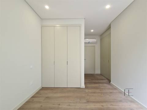 Apartamento T2 novo no centro de Espinho com design moderno e acabamentos de alta qualidade