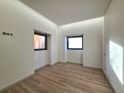 Andar Moradia T3 com Terraço, pronto habitar, centro Espinho