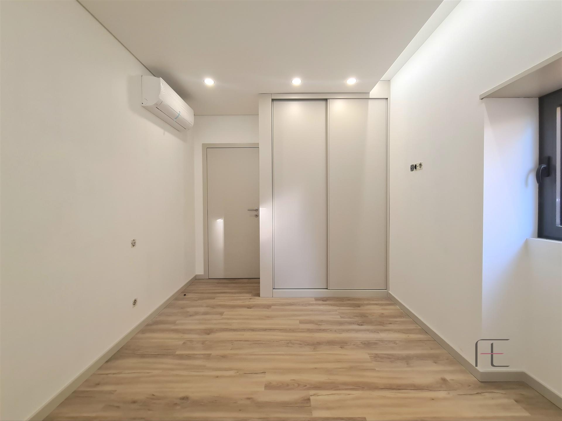 Andar Moradia T3 com Terraço, pronto habitar, centro Espinho