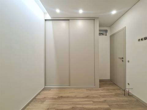 Andar Moradia T3 com Terraço, pronto habitar, centro Espinho