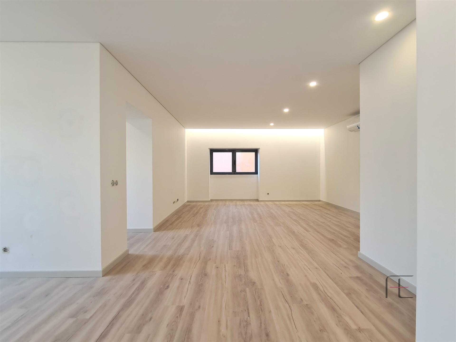 Andar Moradia T3 com Terraço, pronto habitar, centro Espinho