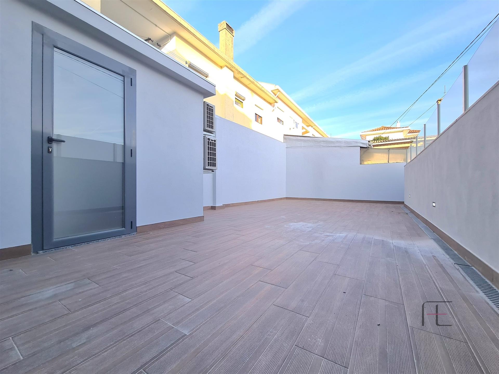 Andar Moradia T3 com Terraço, pronto habitar, centro Espinho