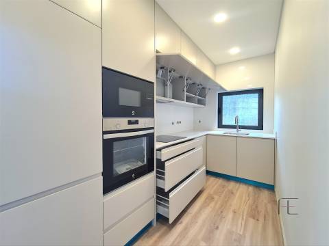 Andar Moradia T3 com Terraço, pronto habitar, centro Espinho