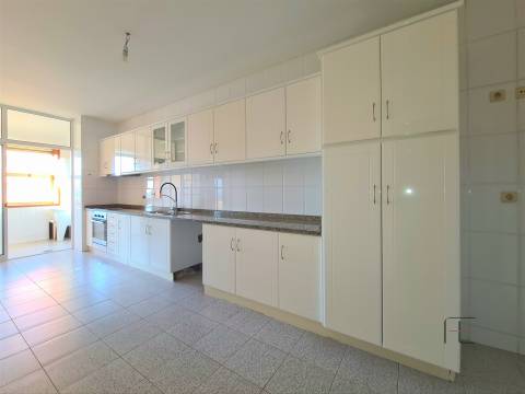 Apartamento T2 com Varanda e Garagem, Anta, Espinho