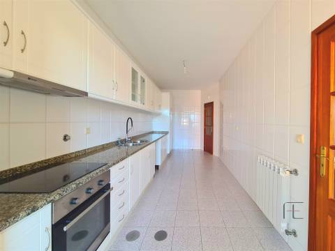 Apartamento T2 com Varanda e Garagem, Anta, Espinho