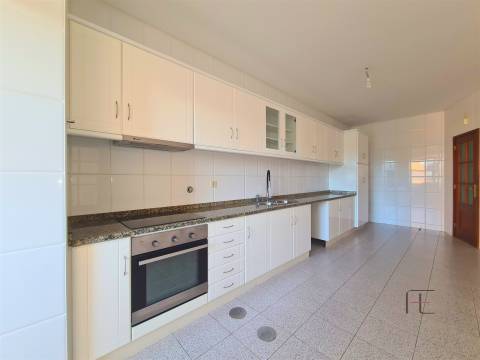 Apartamento T2 com Varanda e Garagem, Anta, Espinho