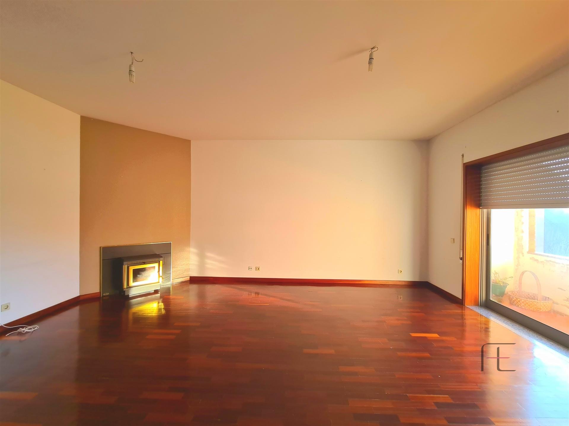 Apartamento T2 com Varanda e Garagem, Anta, Espinho