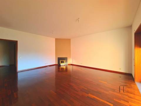 Apartamento T2 com Varanda e Garagem, Anta, Espinho