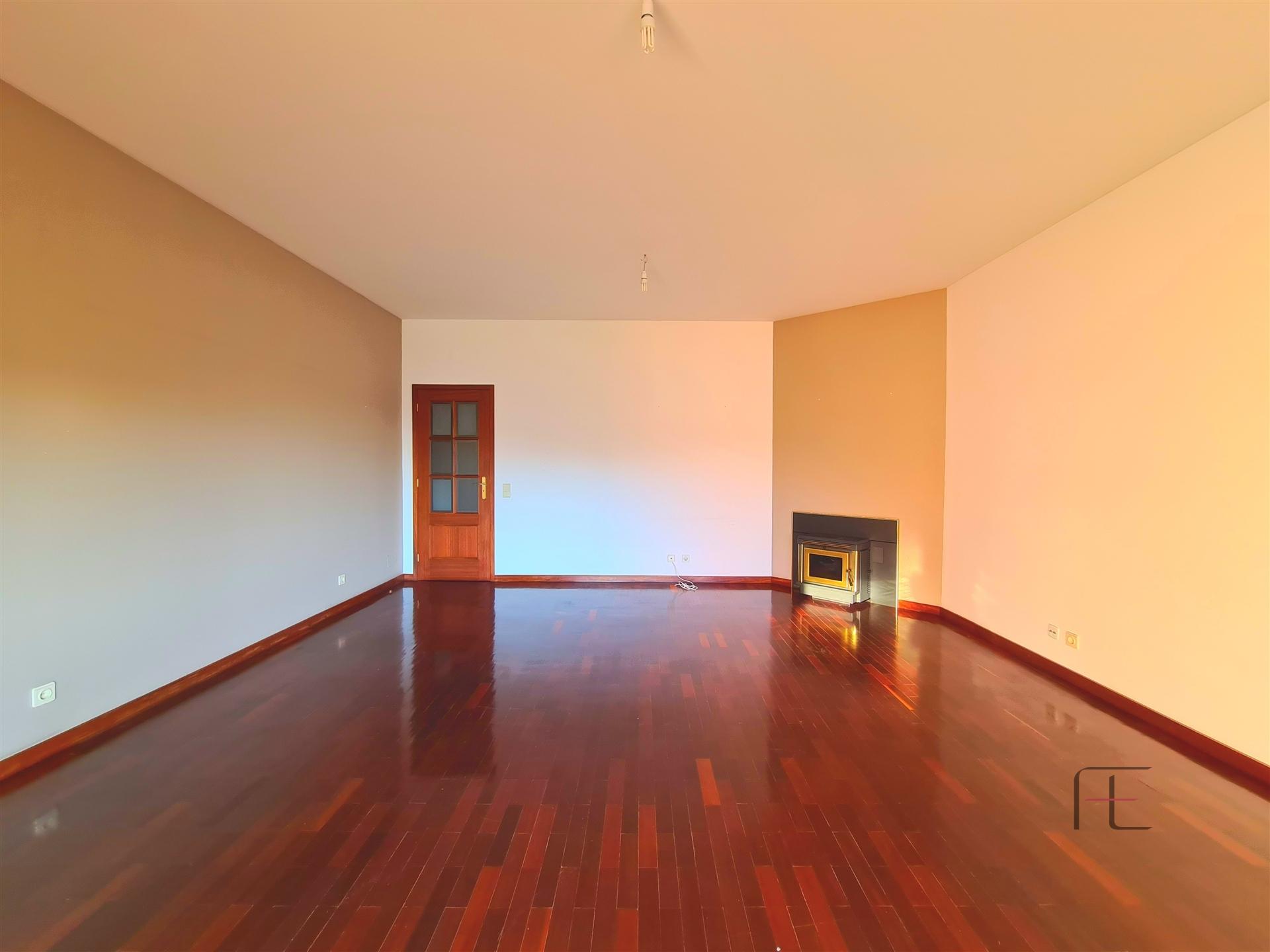 Apartamento T2 com Varanda e Garagem, Anta, Espinho