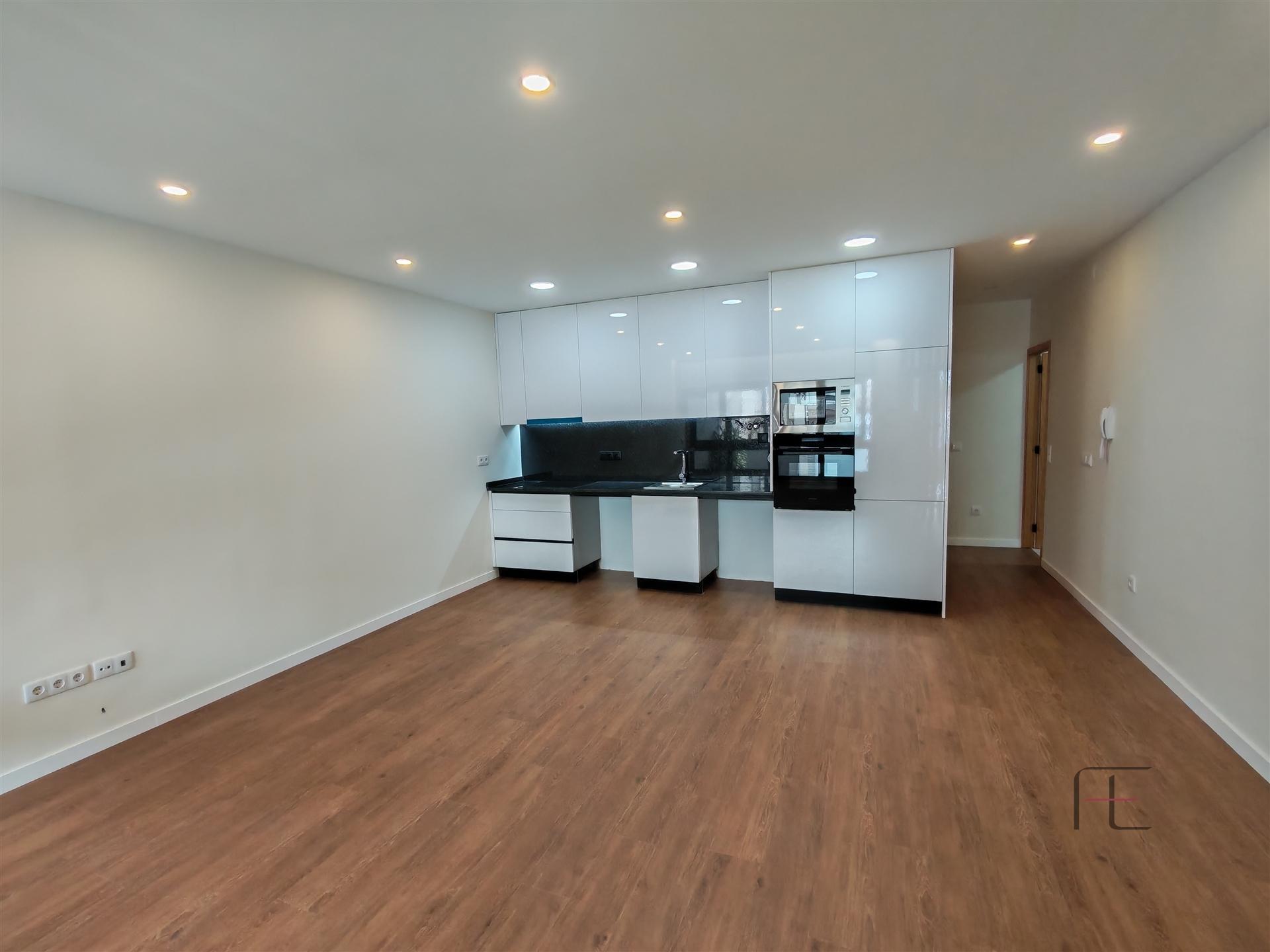 Apartamento T2 Remodelado – Terraço - Caxinas VDC