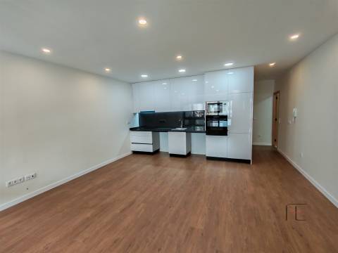 Apartamento T2 Remodelado – Terraço - Caxinas VDC