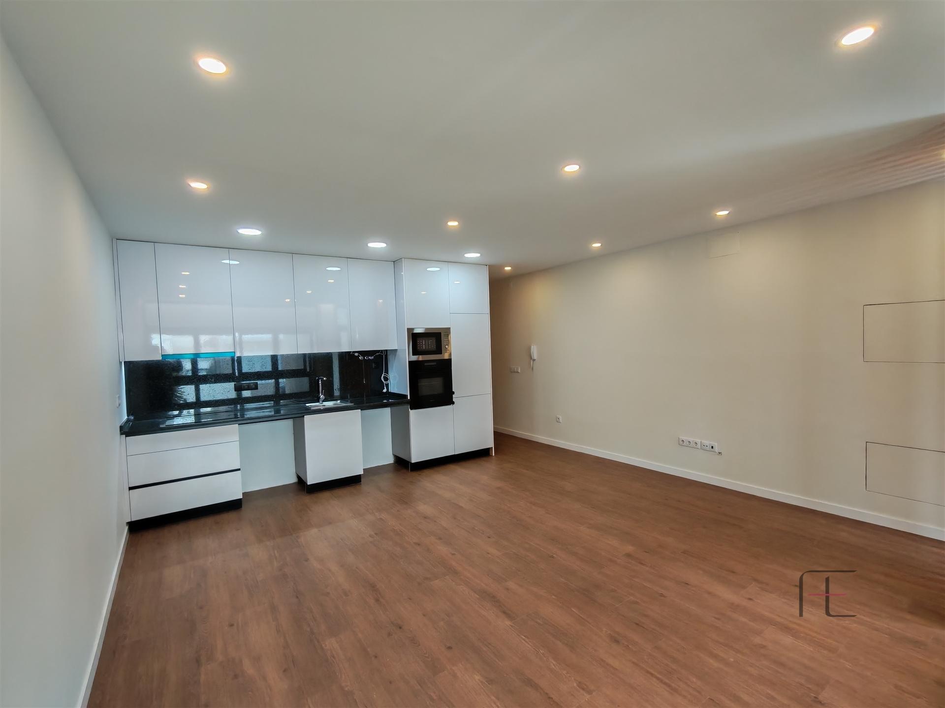 Apartamento T2 Remodelado – Terraço - Caxinas VDC