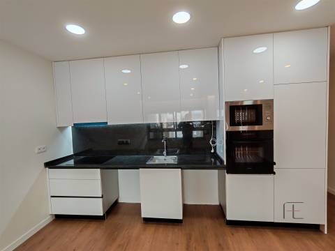 Apartamento T2 Remodelado – Terraço - Caxinas VDC