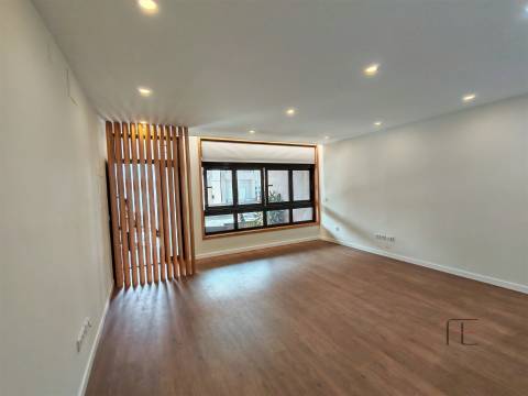 Apartamento T2 Remodelado – Terraço - Caxinas VDC