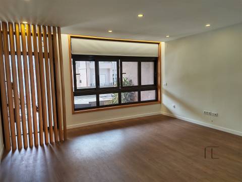 Apartamento T2 Remodelado – Terraço - Caxinas VDC