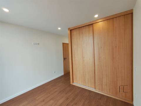 Apartamento T2 Remodelado – Terraço - Caxinas VDC