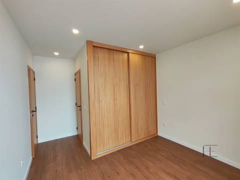 Apartamento T2 Remodelado – Terraço - Caxinas VDC