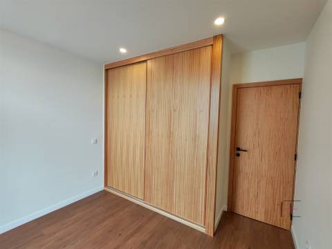 Apartamento T2 Remodelado – Terraço - Caxinas VDC