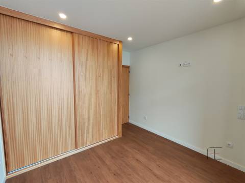Apartamento T2 Remodelado – Terraço - Caxinas VDC
