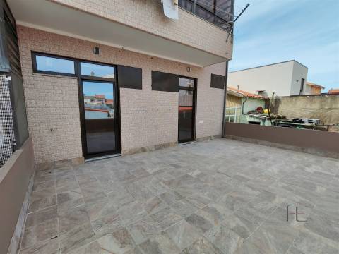 Apartamento T2 Remodelado – Terraço - Caxinas VDC